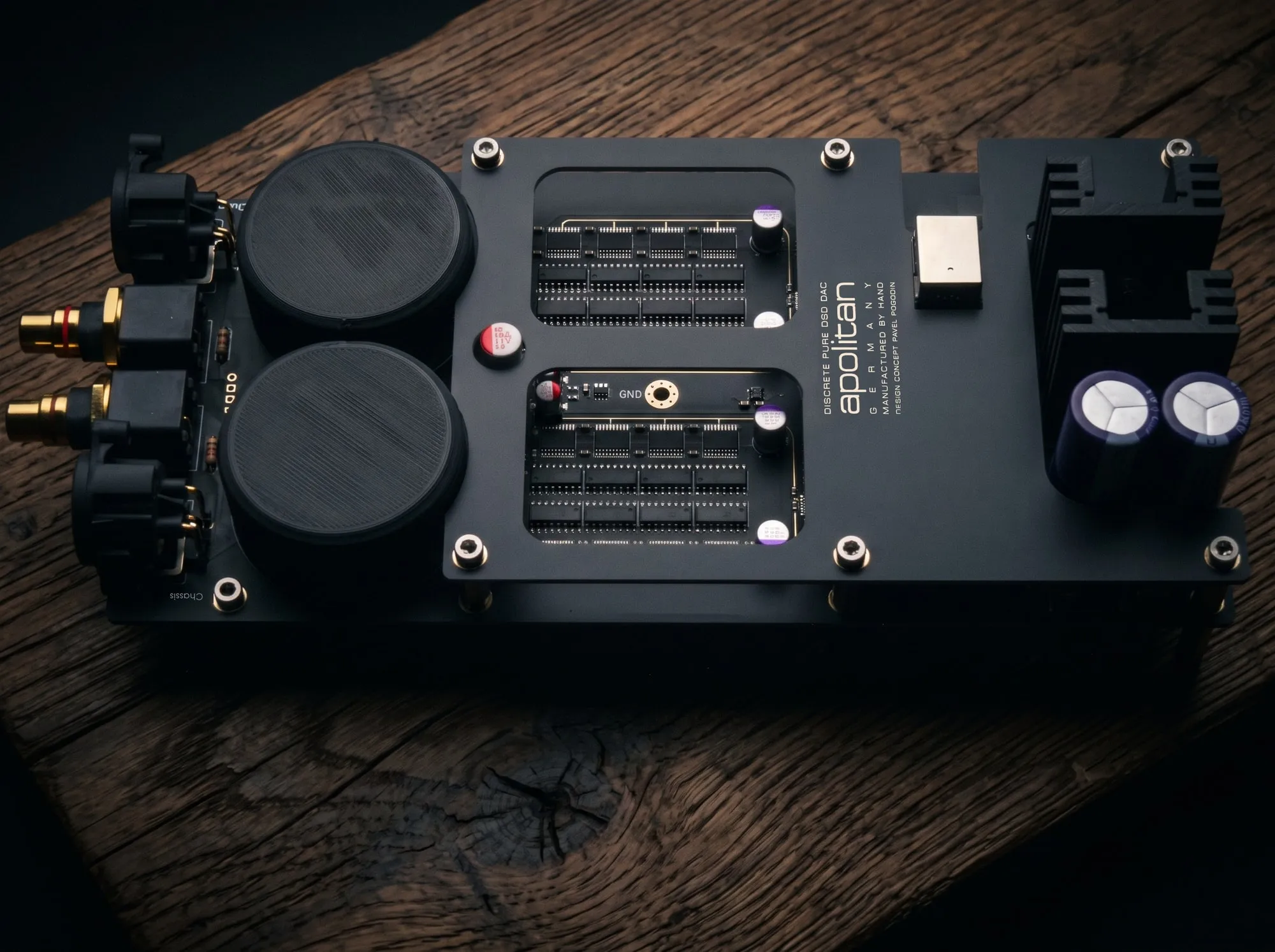 Die komplette DAC-Platine mit Aufdruck Design Concept Pavel Pogodin und den Spannungsreglern