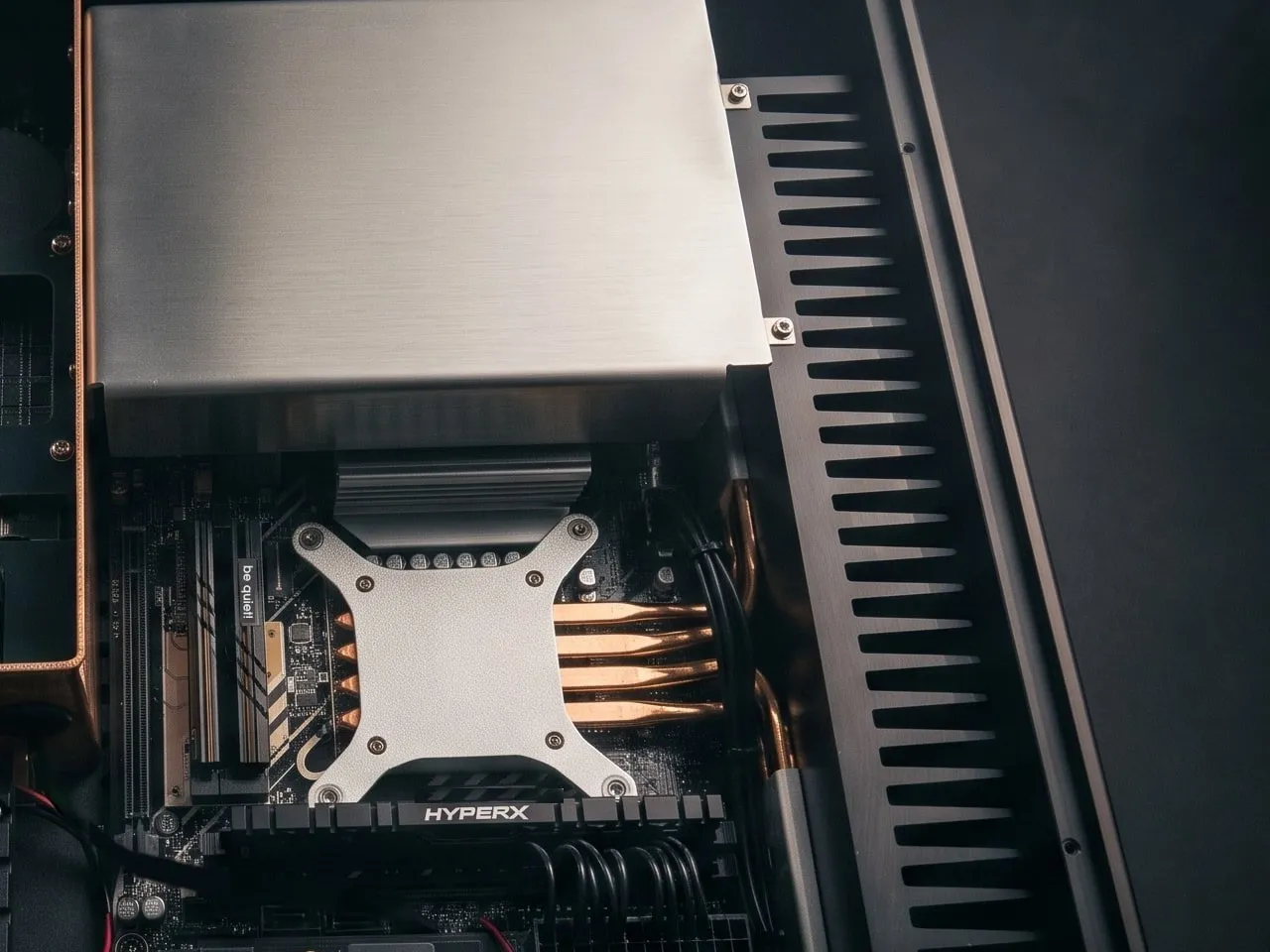 Der Server im apolitan Pirol: vollwertiges Mainboard mit maßgefertigter Kühlung über Heatpipes